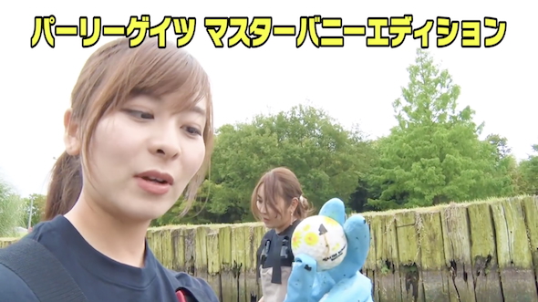 ゴルフ場の池で花柄のボール