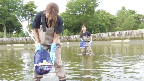 ゴルフ場の池の底をさらう