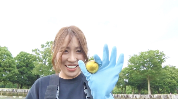 ゴルフ場の池で金色のボール