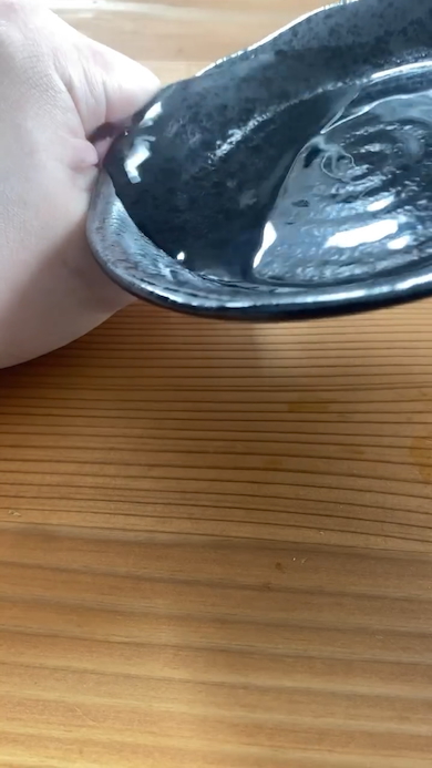 左手に水を飲ませる右手