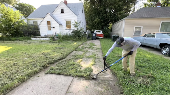 車が入ってくる通路をキレイにする