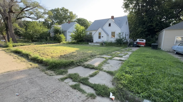 前庭のビフォー