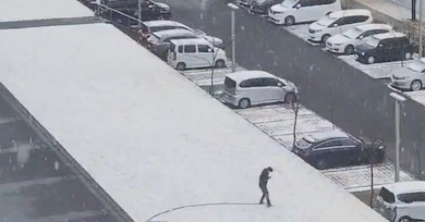 大学に積もった雪、“研究の息抜き”で体を使い描き始めたのはまさかの……　「すごーい！」とんでもない作品完成が540万表示（1/3） | カルチャー・アート ねとらぼ