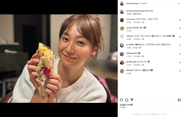 クレープを手に笑顔の藤本美貴