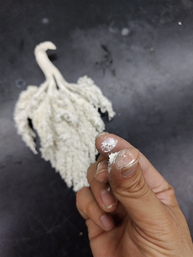 末端が壊れてシリコーン樹脂が指に付着した様子