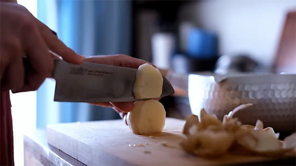 ジャガイモを切る