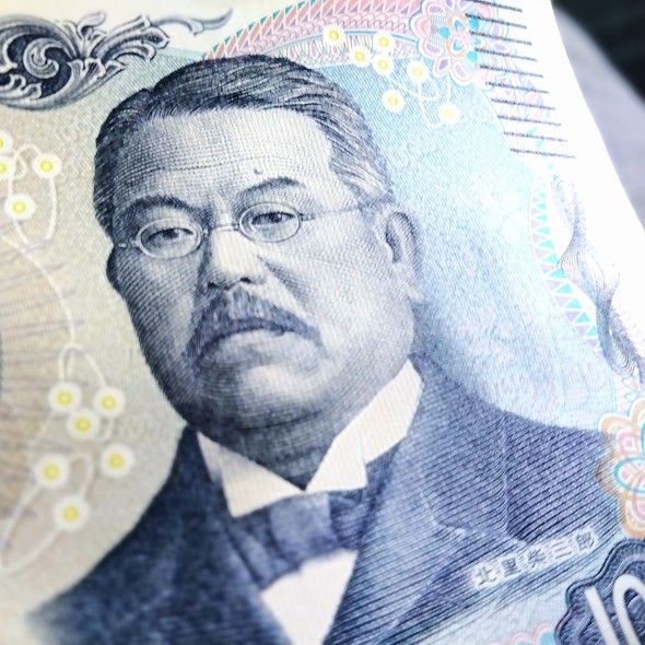 夏目漱石が描かれた千円札