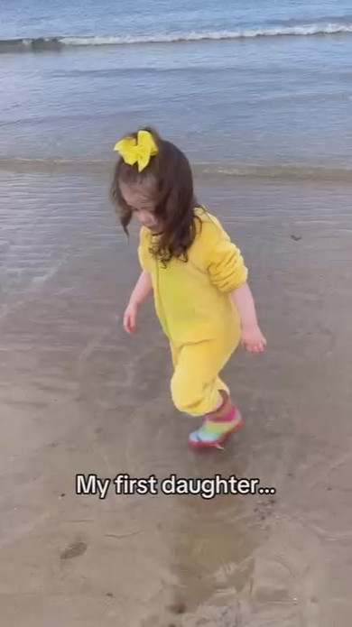 波打ち際で遊ぶ少女