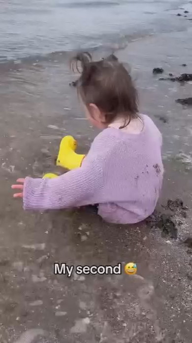 波打ち際ではしゃぐ少女