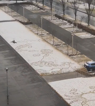 積雪の上にダイバーを描くため横たわる