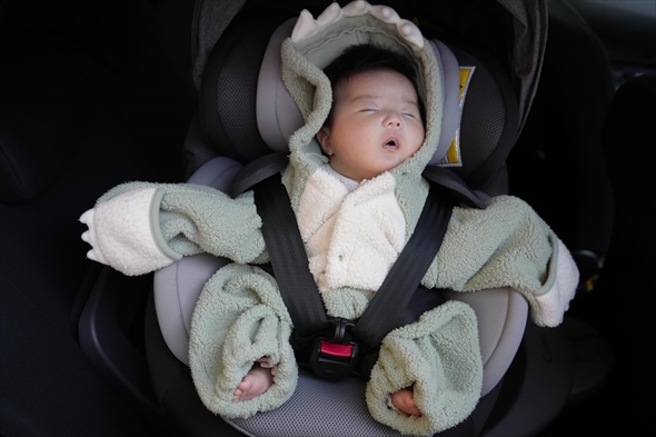  生後1カ月半の頃と1歳の写真を比較したら