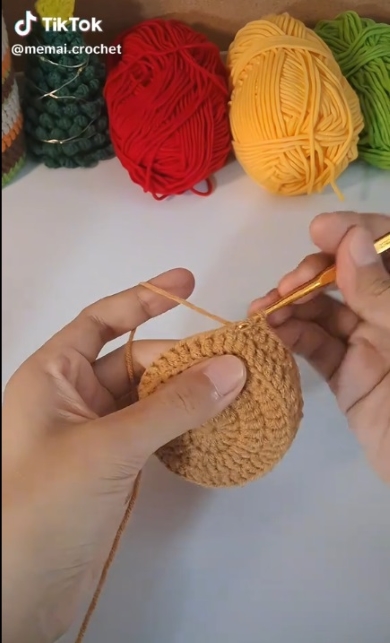 毛糸でカギ編みする様子