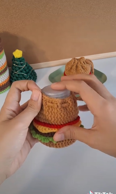 袋の中に詰め物をする様子