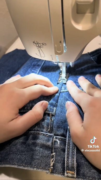 ミシンでデニムを縫っている様子