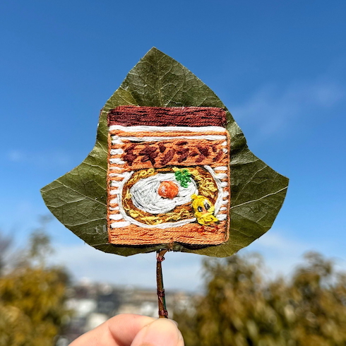 葉っぱに刺しゅうされたチキンラーメン