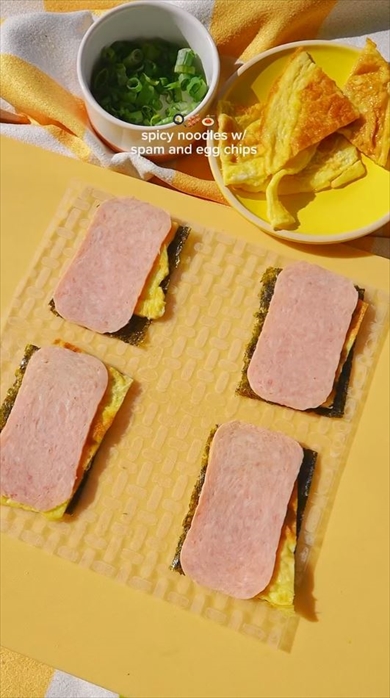 スパムと卵をライスペーパーで挟んで……おいしそうなスナックの出来上がり