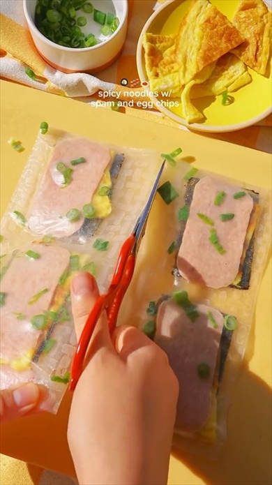 スパムと卵をライスペーパーで挟んで……おいしそうなスナックの出来上がり