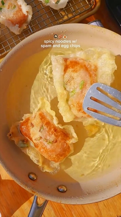 スパムと卵をライスペーパーで挟んで……おいしそうなスナックの出来上がり