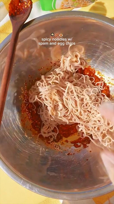 スパムと卵をライスペーパーで挟んで……おいしそうなスナックの出来上がり