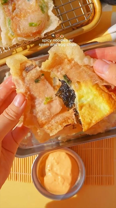 スパムと卵をライスペーパーで挟んで……おいしそうなスナックの出来上がり