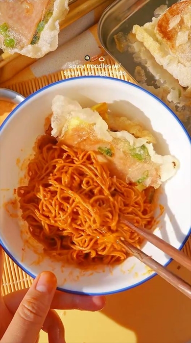 スパムと卵をライスペーパーで挟んで……おいしそうなスナックの出来上がり