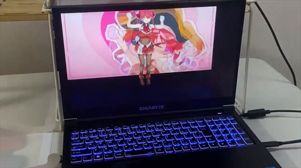  箱型液晶の中で踊るマリン船長がすごい