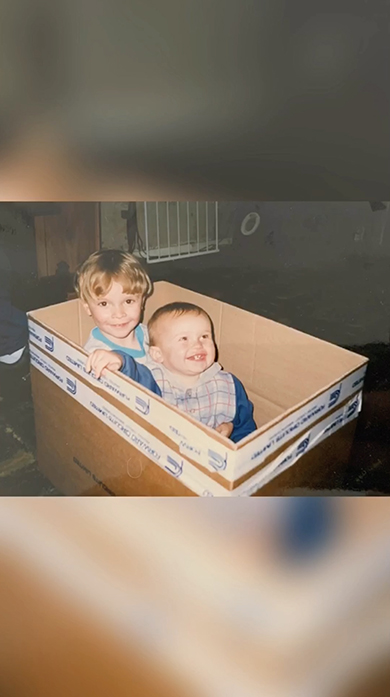 幼いころの兄弟写真を再現