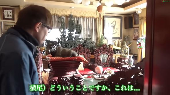 応接間に置かれている美術品の数々に驚く遺品整理人