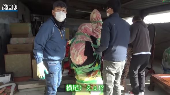 搬出のため養生された大黒天の像