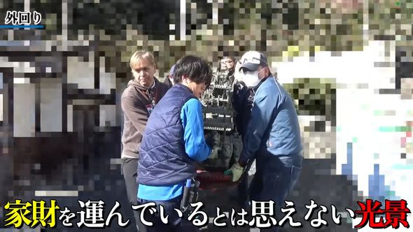 7人がかりで大きな船の置物を運ぶ様子