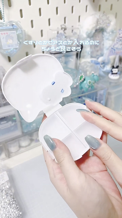 セリアのキティちゃんケースをデコレーション