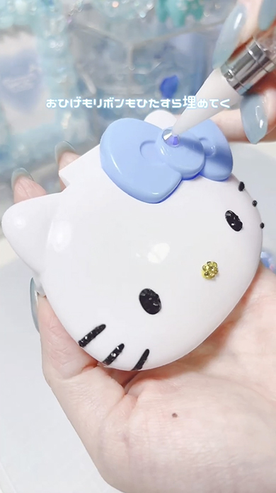 セリアのキティちゃんケースをデコレーション