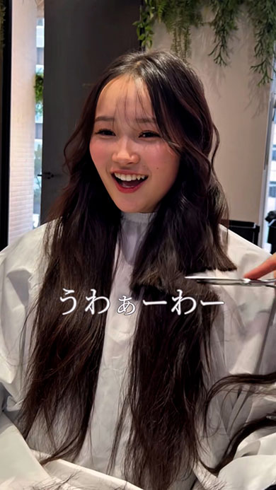 ロングヘアをバッサリカットした女性（途中）