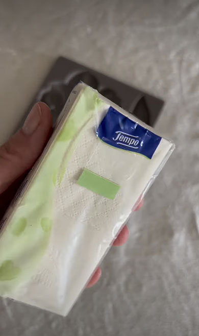 作家がティッシュペーパーを持っているところ