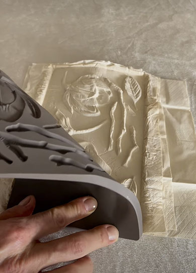 固まったティッシュペーパーから型を剥がしているところ