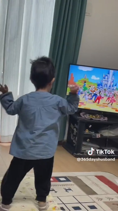 ジャンボリミッキーで踊る父子