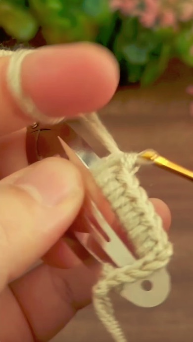 ヘアピンに毛糸を編み付け始めたところ