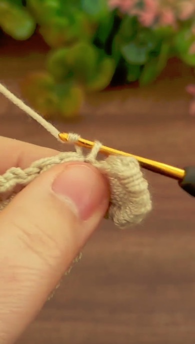 丸いモチーフを編むところ