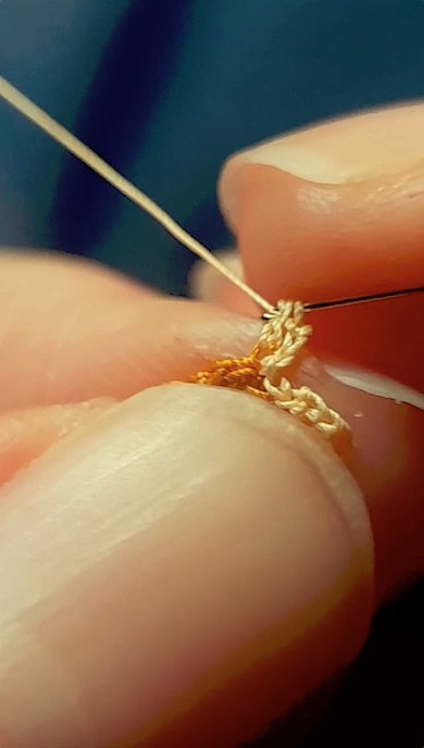 薄黄色の糸で花びらを作る様子