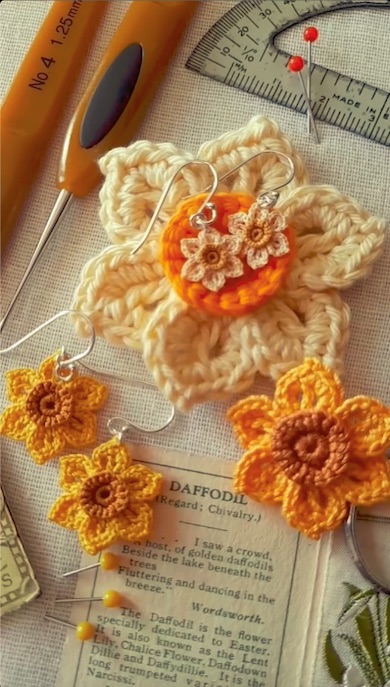 仕上がった水仙のピアスと、糸を変えて編んだ水仙