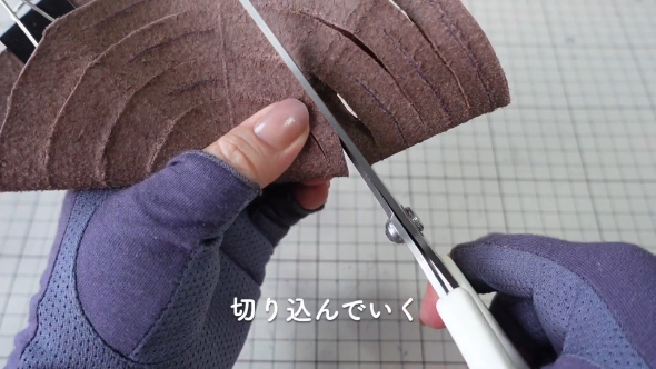 革を切る様子
