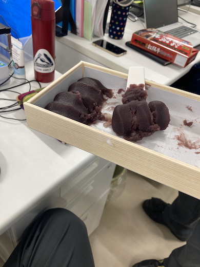 職場で赤福を手の上に配る