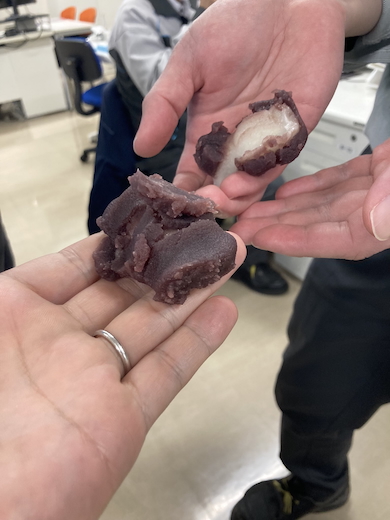 職場で赤福を手の上に配る