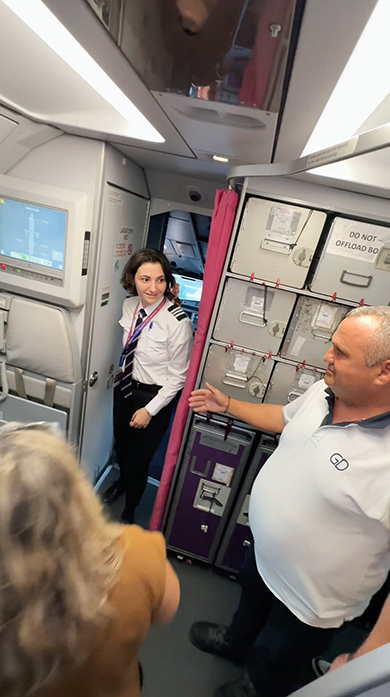 副操縦士になった女性に家族がサプライズ