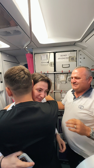 副操縦士になった女性に家族がサプライズ