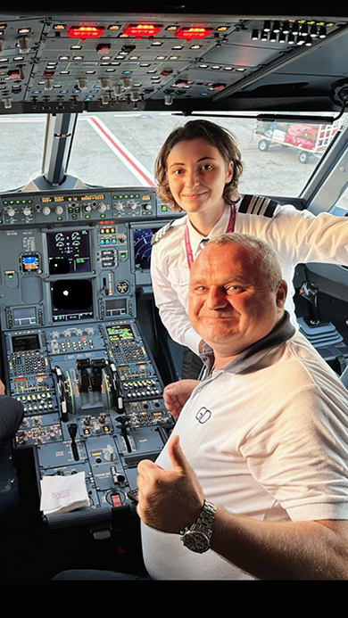 副操縦士になった女性に家族がサプライズ