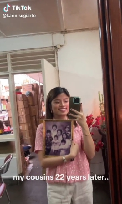 いとこ同士で撮った写真を抱える投稿者