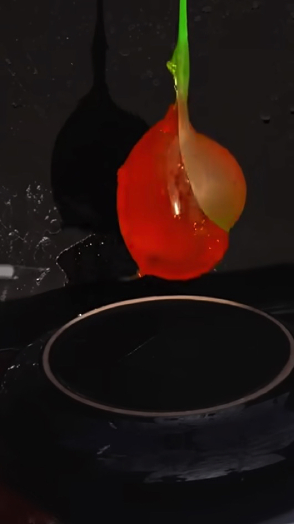 ハチミツの入った水風船を割ると