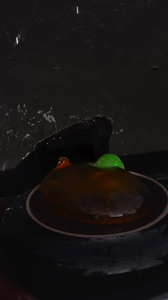 ハチミツの入った水風船を割ると
