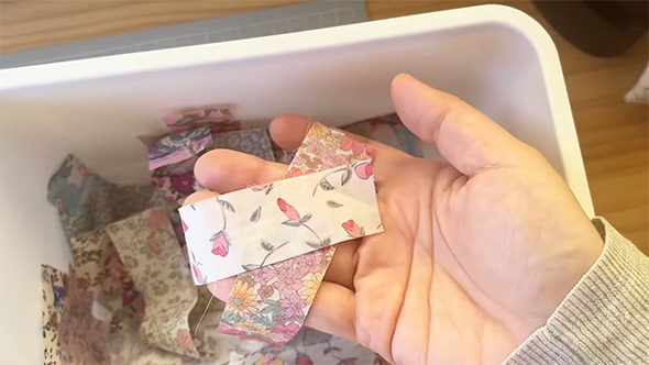 手の上に切ったはぎれ